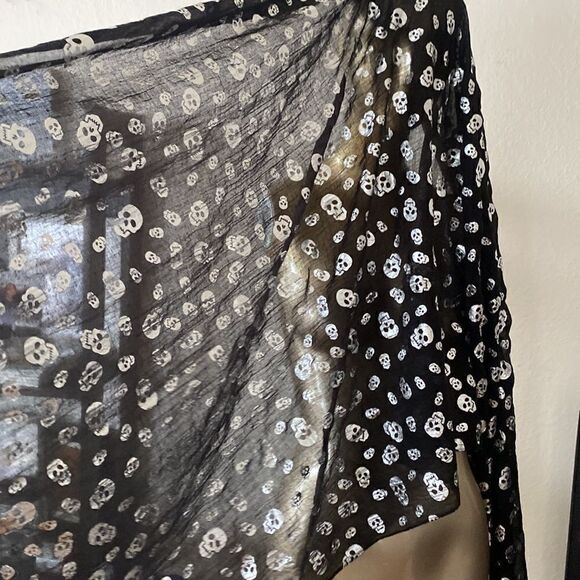 Black and silver skull scarf. Light weight and breezy, foilshiny silver skulls. - Picture 5 of 6